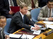 Westerwelle eröffnet die Sitzung mit dem Hämmerchen.
