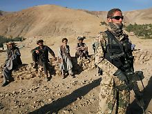 Ein ISAF-Soldat der Bundeswehr bei einem Patroillengang nahe Feyzabad.