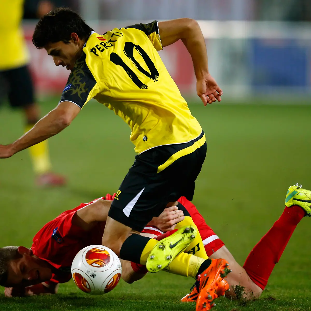 2013-12-12T221431Z-1080018821-GM1E9CD0H9T01-RTRMADP-3-SOCCER-EUROPA-JPG2827644239999838939