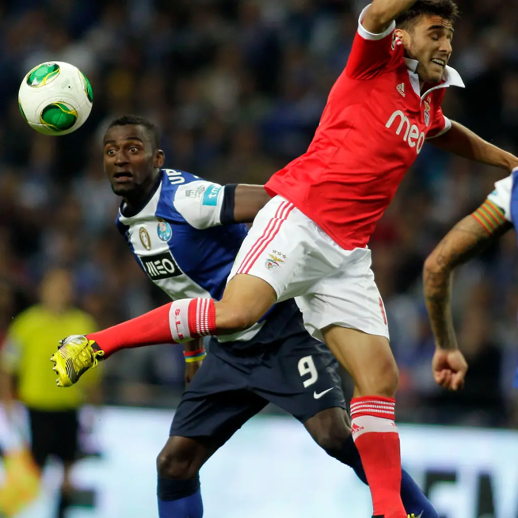2013-05-11T205652Z-01-MVI14-RTRMDNP-3-SOCCER-PORTUGAL-JPG6340992194794223769