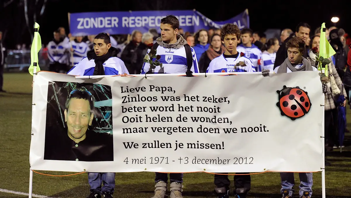 2012-12-09T180306Z-01-ALM03-RTRMDNP-3-SOCCER-DUTCH-JPG7287215408597411332
