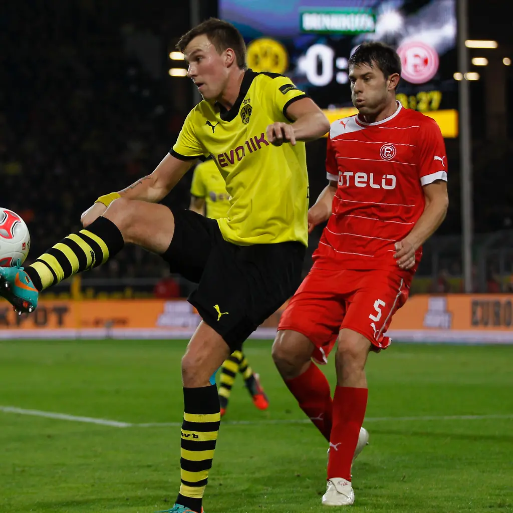 2012-11-27T193719Z-01-INA04-RTRMDNP-3-SOCCER-GERMANY-JPG4462657374545427662