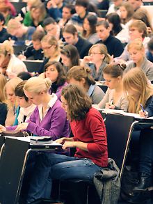 Jurastudenten an der Universität in Freiburg.