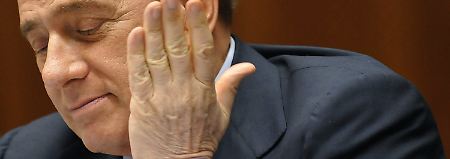 In seinem Amt als Ministerpräsident ist Berlusconi dank eines neuen Gesetzes vor strafrechtlicher Verfolgung geschützt.