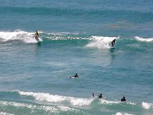 Anpaddeln, aufspringen, abreiten: Stundenlang jagen die Surfer an Portugals Küste auf diese Weise die perfekte Welle.