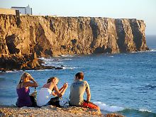 Sonne, Meer und Wein genießen: An der Südküste Portugals leben Surfer einen endlosen Sommer.