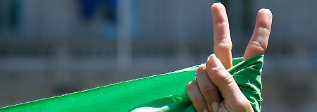 Protest einer Exil-Iranerin in Brüssel.