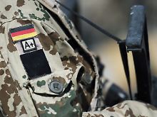 Ein Bundeswehrsoldat trägt seine Blutgruppe am Ärmel.