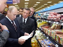 Regierungschef Putin kontrolliert das Würstchenangebot in einem Moskauer Supermarkt.