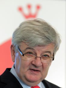 Im Vergleich zu Gerhard Schröder hat sich Fischer Zeit gelassen.
