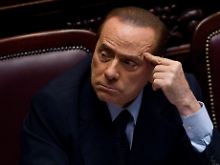 Berlusconi saß nach dem Dusch-Ereignis unbeeindruckt im Parlament.