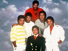 Jackson (m) mit seinen Brüdern (l-r): Tito, Randy, Jackie, Jermaine und Marlon (Aufnahme aus den 80er Jahren). 