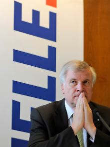 Bayerns Ministerpräsident Horst Seehofer im Quelle-Vertriebszentrum in Nürnberg.