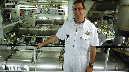 Chefingenieur Eugenio Androne im Maschinenraum des Schiffes.