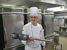 Schweres Gerät: Martin Jordan mit einem Mixer für Großküchen.