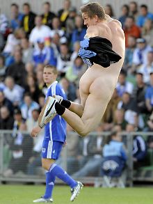 Sie sind überall: Flitzer beim Spiel zwsichen England und Finnland der U-21-EM im schwedischen Halmstad.