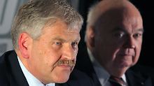 Der Vorsitzende der DVU, Gerhard Frey (r), und der Vorsitzende der NPD, Udo Voigt.