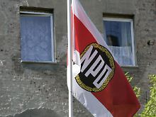 Vor der Parteizentrale der NPD in Berlin. 