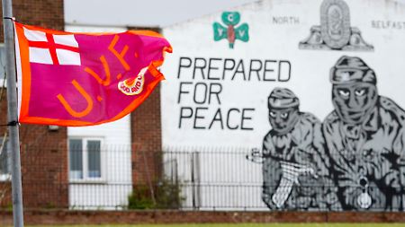 Eine Fahne der Ulster Volunteer Force weht im Norden von Belfast.