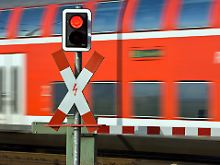 Ausgerechnet zur Ferienzeit könnte bei der Bahn die roten Lichter angehen.