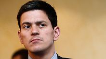 Der britische Außenminister Miliband fordert die Freilassung der Botschaftsangehörigen.