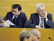 In der Klemme: Der baden-württembergische Finanzminister Nils Schmid (SPD, l.) und Ministerpräsident Winfried Kretschmann (Grüne, r.). 