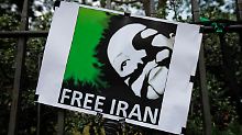 Ein Plakat mit dem Bild der von iranischen Milizen getöteten Neda Agha Soltan.