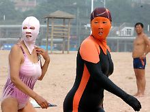 In China schützen sich manche Menschen mit eigenwilligen Sonnenmasken. 