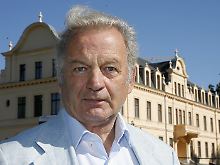 Friedrich-Carl von Ribbeck  vor seinem Schloss, das ihm nicht mehr gehört.