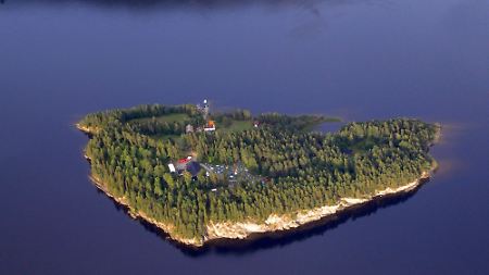 Die vorgelagerte Insel Utøya liegt 40 km westlich von Oslo.