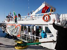 Die "Spirit of Humanity" verlässt den Hafen Larnaca.