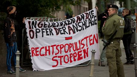 Demonstranten des Bündnisses "Rechtspopulismus stoppen" stehen in Berlin während einer Mahnwache der rechtspopulistischen Partei "Bürgerbewegung Pro Deutschland" vor der norwegischen Botschaft.
