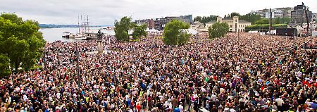 Ein Land trauert: Nach der mittäglichen Gedenkminute zeigen sich die Menschen auch am Montagabend solidarisch im Gedenken.
