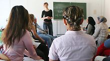 Lehrerin Kathrin Dehlan gibt in der Wedding-Grundschule im Berliner Stadtteil Mitte vor Frauen mit Migrationshintergrund einen "Mütterkurs". Über das Lernen der Sprache sollen ausländische Eltern mit dem Umfeld ihrer Kinder in Kontakt kommen.