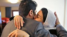 Ein irakischer Flüchtling, der schon seit einigen Jahren in Deutschland lebt, begrüßt in einem Übergangswohnheim in München seine Tante, die er seit 13 Jahren nicht mehr gesehen hat.