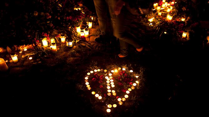 Hunderttausende trauern um die Opfer der Attentate: Norwegen füllt die Straßen mit Liebe