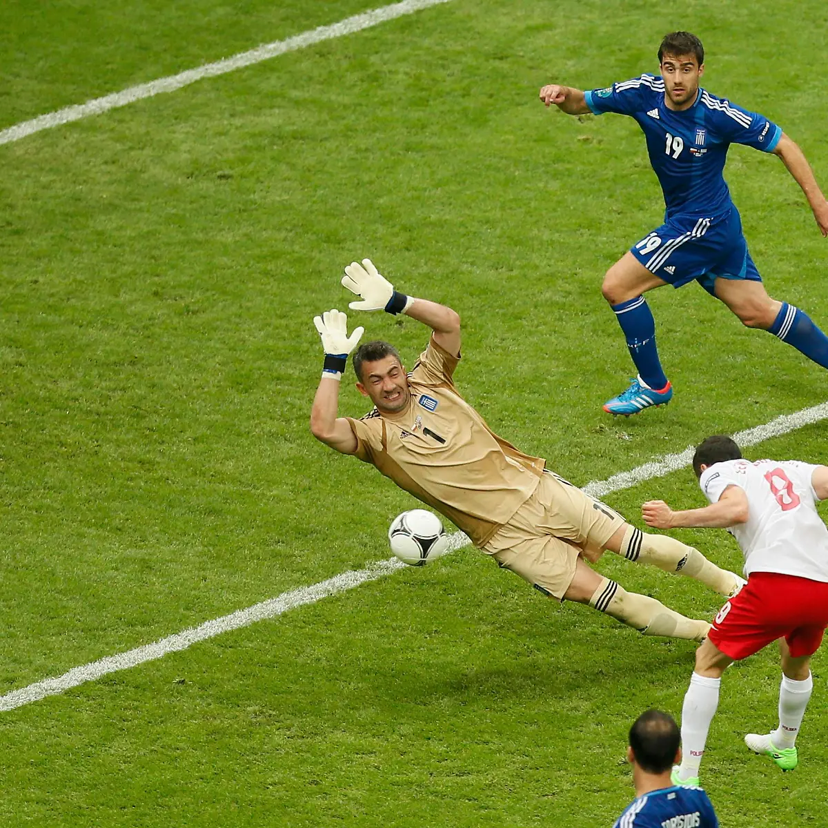 2012-06-08T162734Z-01-DZL14-RTRMDNP-3-SOCCER-EURO-JPG9193372821866342348