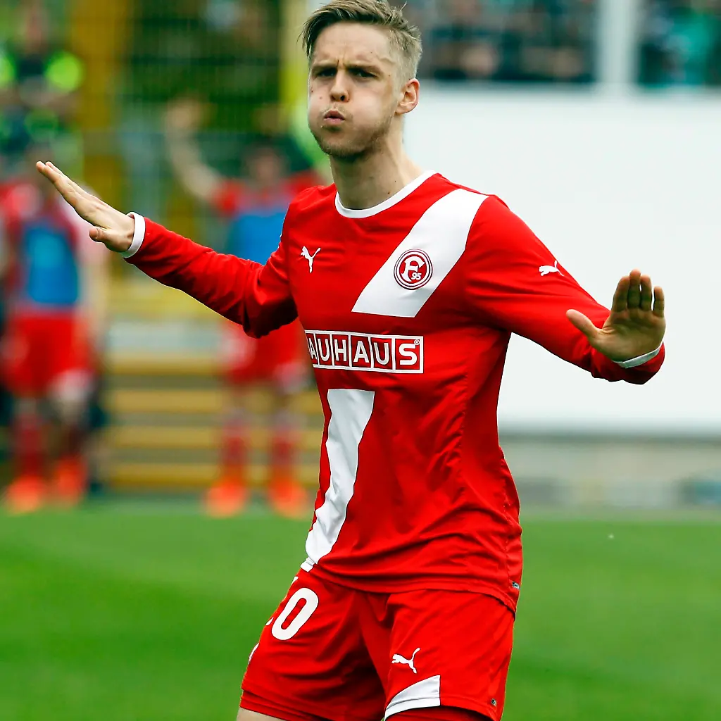 2012-04-29T125504Z-01-MDA06-RTRMDNP-3-SOCCER-GERMANY-JPG4771576861421677619