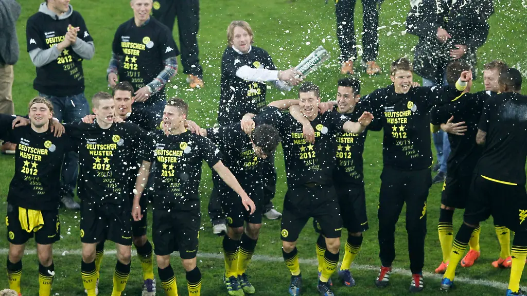 2012-04-21T200813Z-01-WR14-RTRMDNP-3-SOCCER-GERMANY-JPG474987518876454175