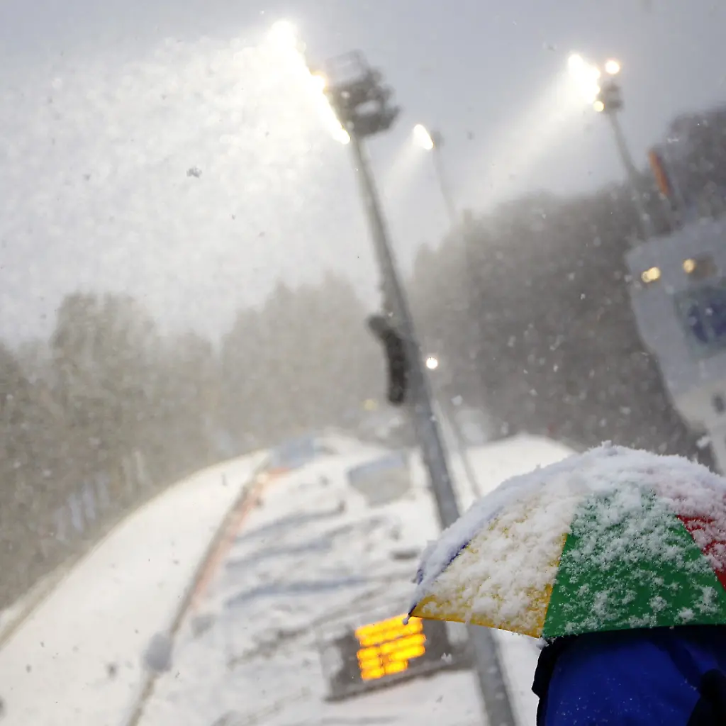 2012-01-05T150113Z-01-KAI25-RTRMDNP-3-SKI-JUMPING-HILLS-JPG6537220443634955022