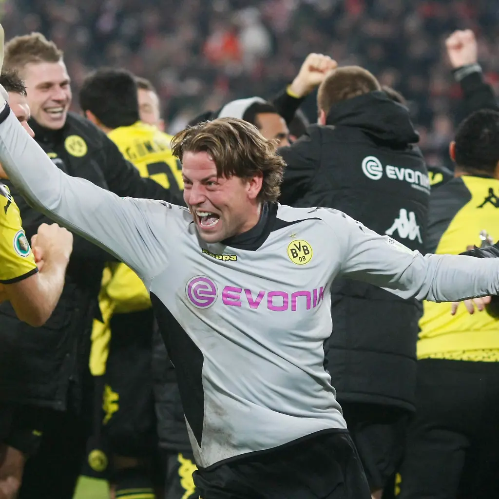 2011-12-20T225721Z-01-WR18-RTRMDNP-3-SOCCER-GERMANY-JPG2690905917007717956