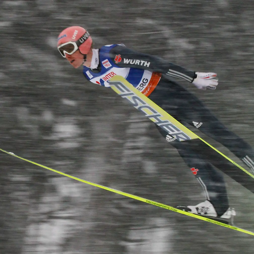 2011-12-17T115959Z-01-MBH108-RTRMDNP-3-SKIJUMPING-JPG5020669065495260554