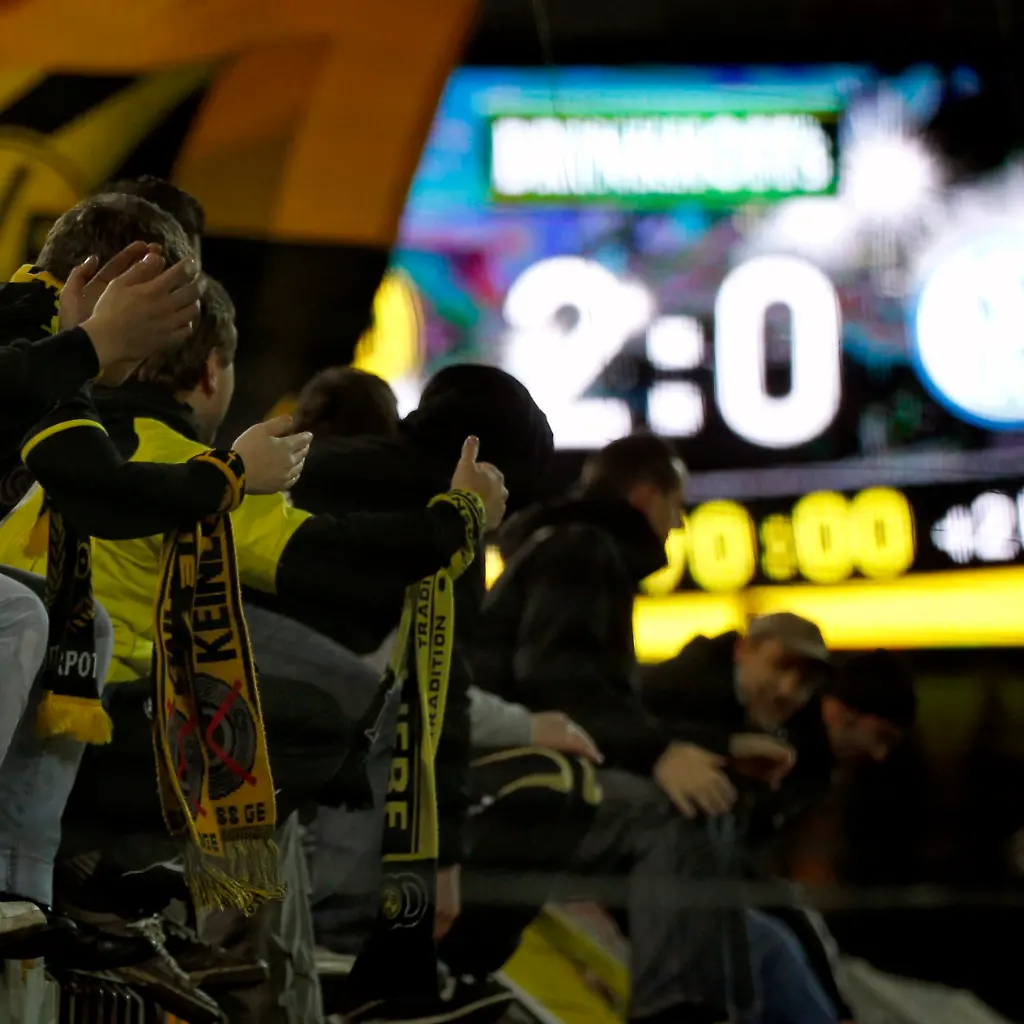 2011-11-26T170259Z-01-INA25-RTRMDNP-3-SOCCER-GERMANY-JPG6939581421874947270