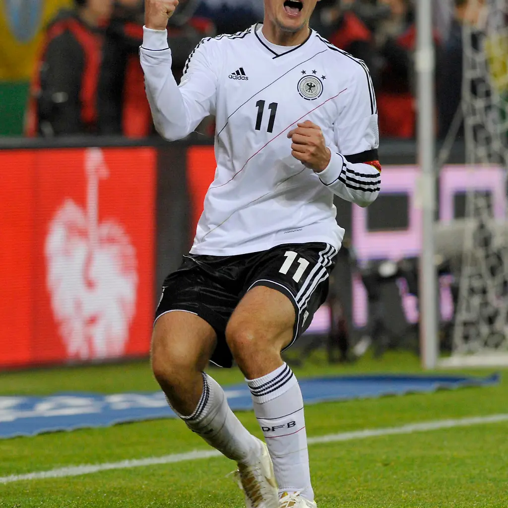 2011-11-15T220307Z-01-MMM112-RTRMDNP-3-SOCCER-GERMANY-JPG4037397386026613572