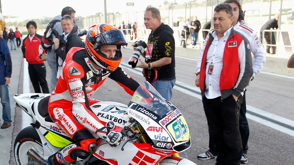 2011-11-08T131703Z-01-HJK01-RTRMDNP-3-MOTORCYCLING-PRIX-JPG2272040805097625777