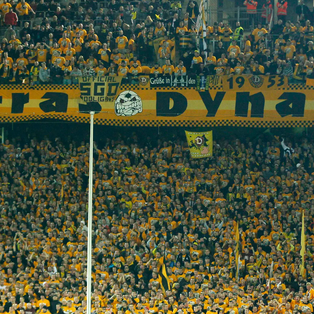 2011-11-02T105145Z-01-INA04-RTRMDNP-3-SOCCER-GERMANY-DRESDEN-JPG1042338428531262055