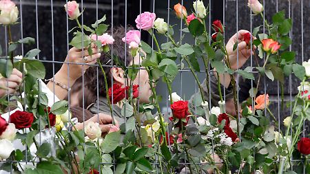 Mit Rosen gedenken die Norweger der Attentate.