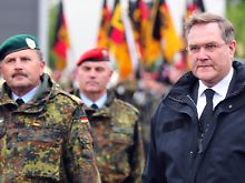 Verteidigungsminister Jung arbeitet offenbar an neuen Regeln für den Waffengebrauch der deutschen Soldaten.
