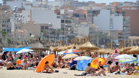 Erholungssuchende dicht an dicht: Strand von Arenal auf Mallorca.