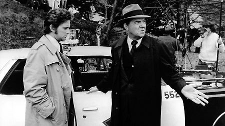 Karl Malden (vorn r) mit Michael Douglas  bei Dreharbeiten zu einer Folge der Fernsehserie "Die Straßen von San Francisco".